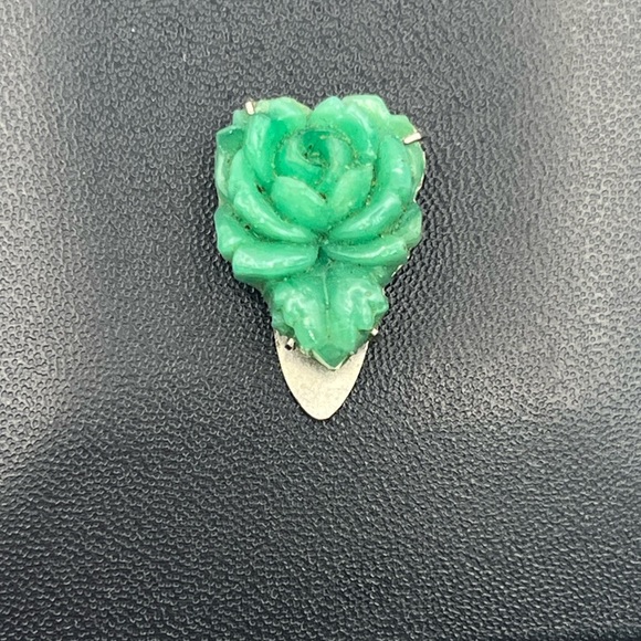Green carved flower rose shaped stone silver tone vintage dress clip antique - Picture 7 of 16